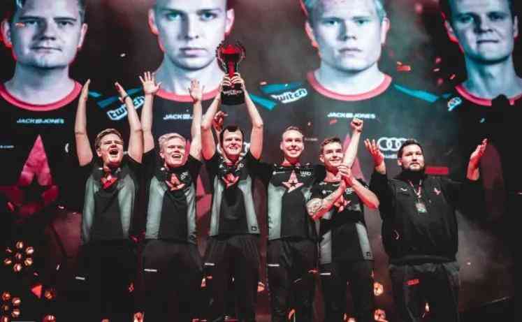 他的执教背 他的执教背